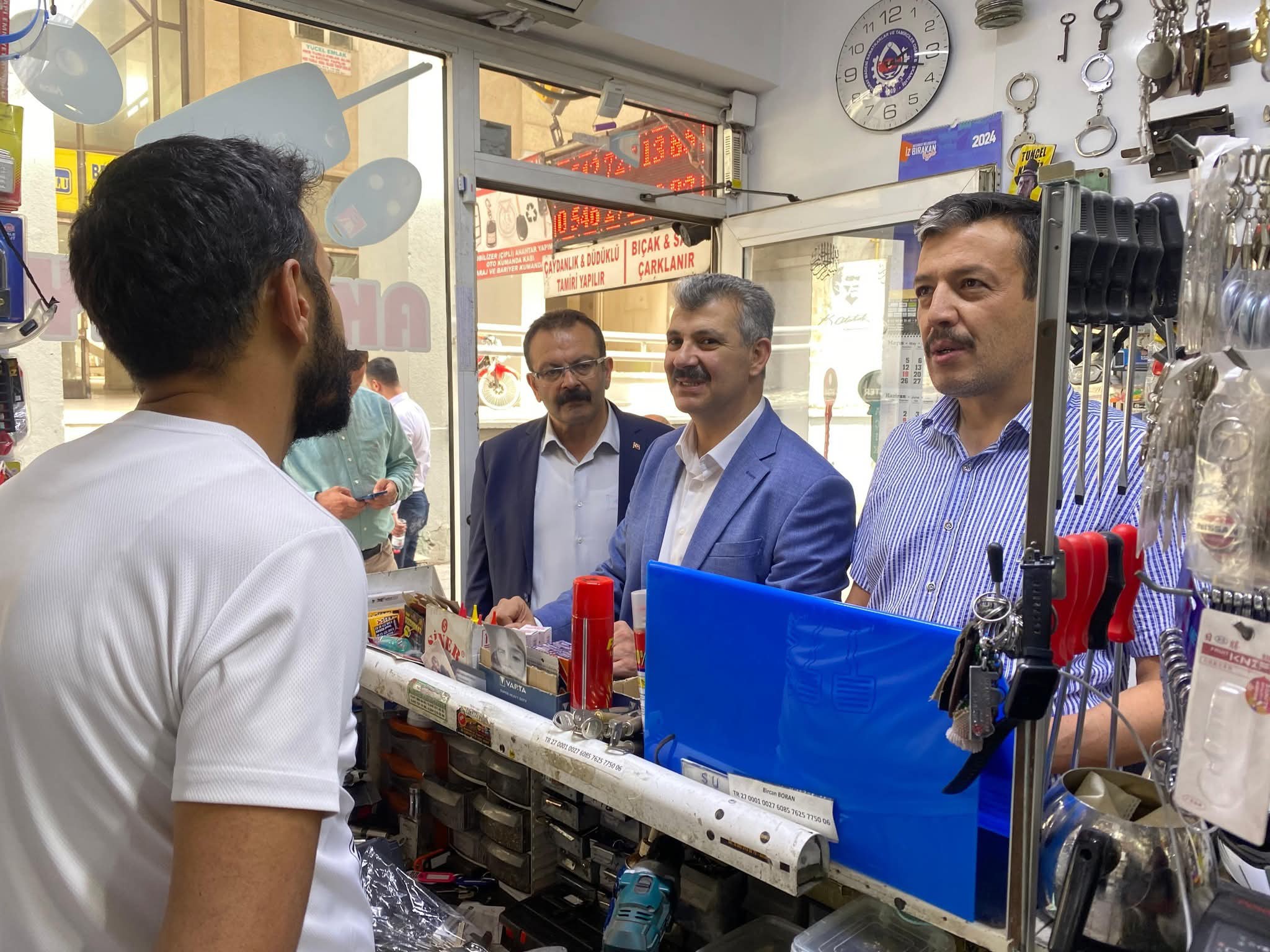 AK PARTİ AKSARAY TEŞKİLATINDAN HASTALARA MORAL, ESNAFA DESTEK ZİYARETİ